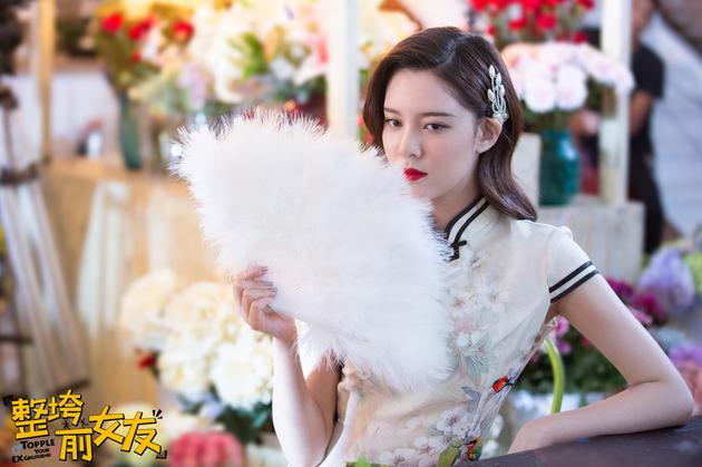 宋妍霏穿旗袍拿羽毛扇 造型古典韵味足
