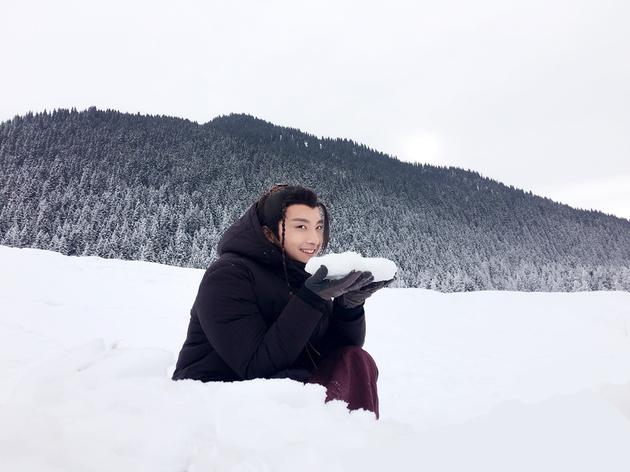 简直可爱!牛骏峰童心未泯躺雪地玩心大发|牛骏