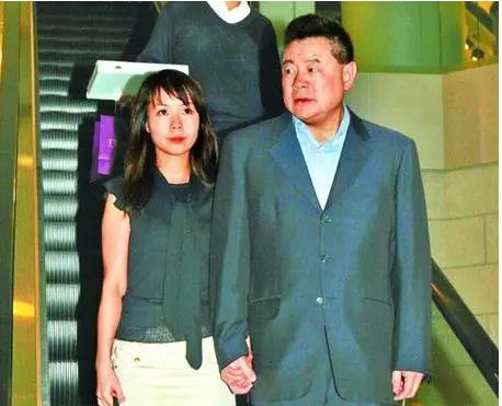 与吕小姐高调秀恩爱，一同吃饭、参加活动，同框照如同连体婴，十指紧扣