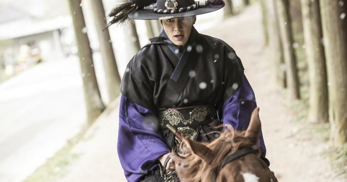 《蓝传》李敏镐古装剧照 雪地中骑马打斗