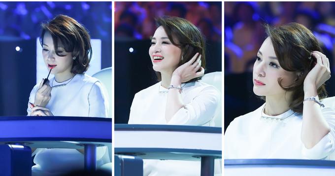 董卿涂口红撩发似少女 皮肤白皙滑嫩