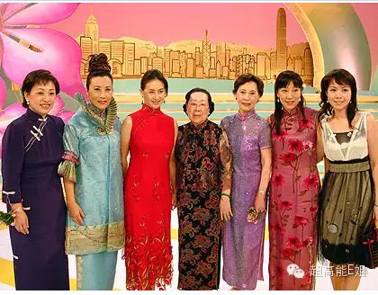 刘母（中）与何超琼（左三）、汪明荃（左二），右一为吕丽君