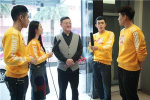 成功混进韩磊私家车  得到零距离采访机会