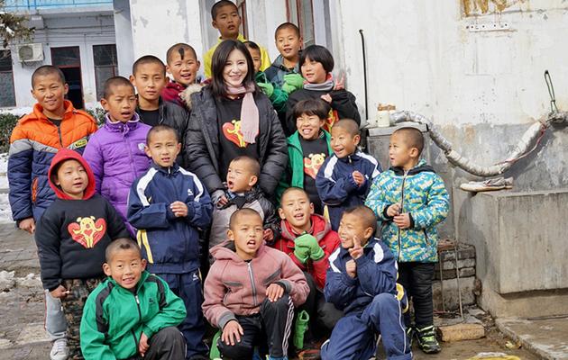 太暖心!熊乃瑾携团队为贫苦流浪儿献爱心|熊乃