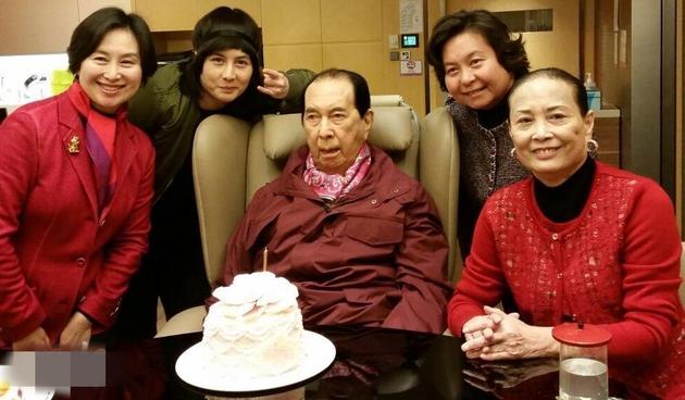 二太与子女为庆赌王95岁生日捐款行善