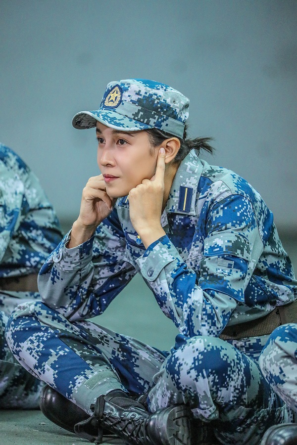 张蓝心化身防身术教练帅气满分