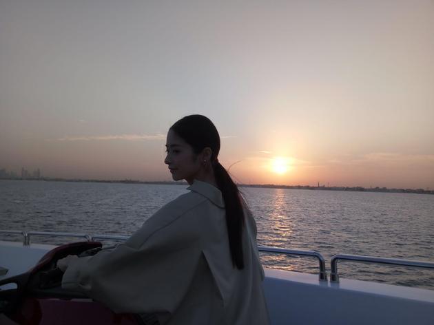  颖儿逆光侧颜文艺十足