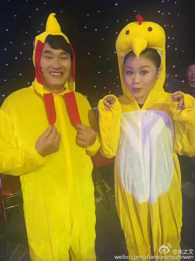 大衣哥扮战斗鸡