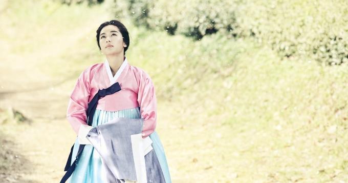 《蓝传》晒全智贤剧照 女神韩服首秀美哭