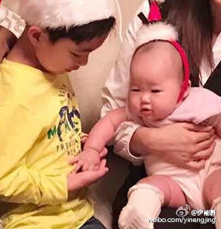 小米粒笑着把手伸向旁边的小男孩