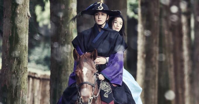 《蓝海》剧照公开 全智贤与李敏镐相守度过危机