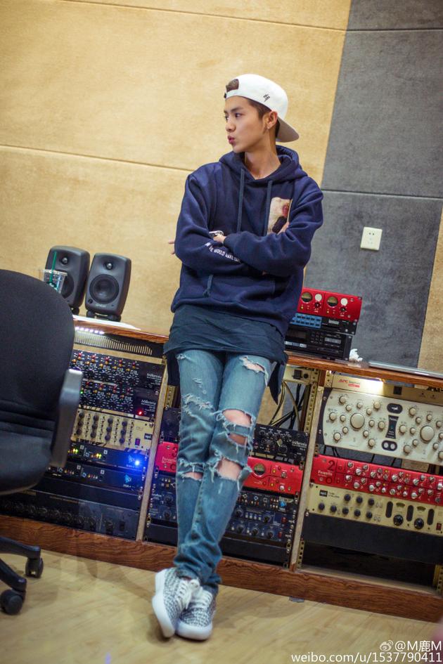 鹿晗破洞裤再出镜