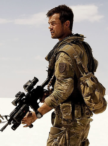 莱诺克斯中尉（乔什·杜哈明饰）