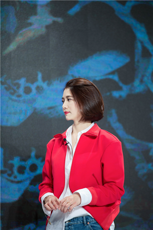 袁咏仪自毁形象上瘾 秒变包租婆玩游戏