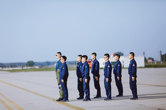 《真男》兴奋!新兵空一师亲密接触歼-11B|黄子