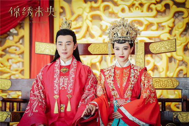 唐嫣罗晋《锦绣》拍摄时情不自禁凑向对方