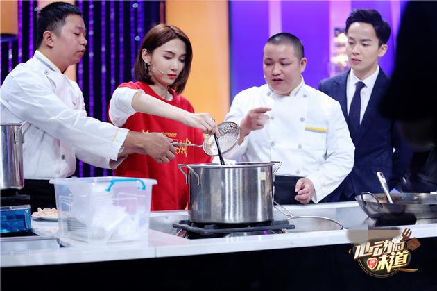 陆婷与大厨互动
