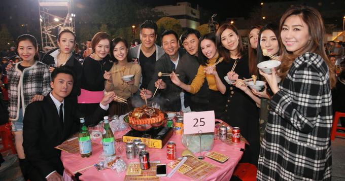 TVB台庆设盘菜宴 当家小生花旦欢坐一堂