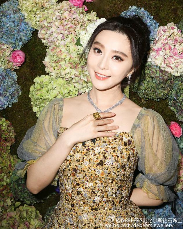 网友纽约偶遇范冰冰 疑爱美当街敷面膜|微博|范