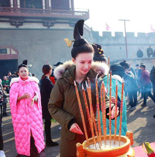 《萌妃驾到》开机 金晨古灵精怪花样百出|金晨