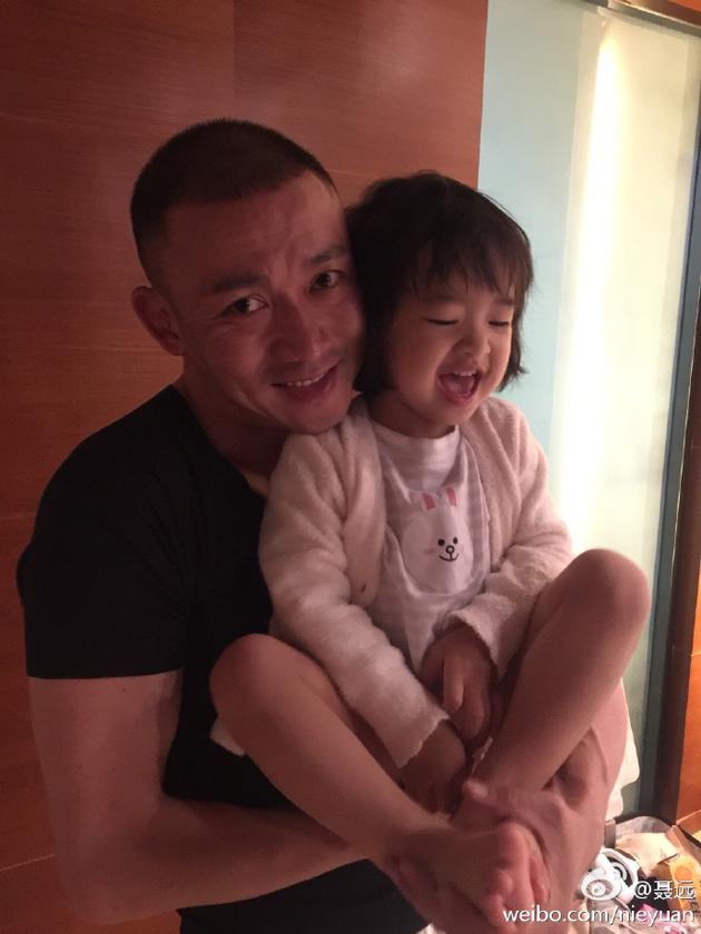 聂远抱爱女露幸福笑容 父爱爆棚|微博|聂远|女儿_新浪娱乐_新浪网