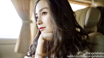 Angelababy晒车内自拍求赞