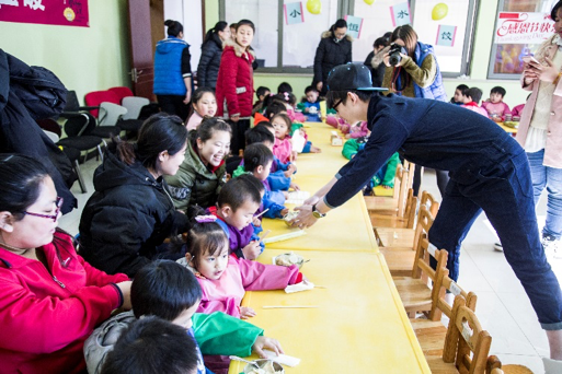 魏潇逸给孩子端饺子