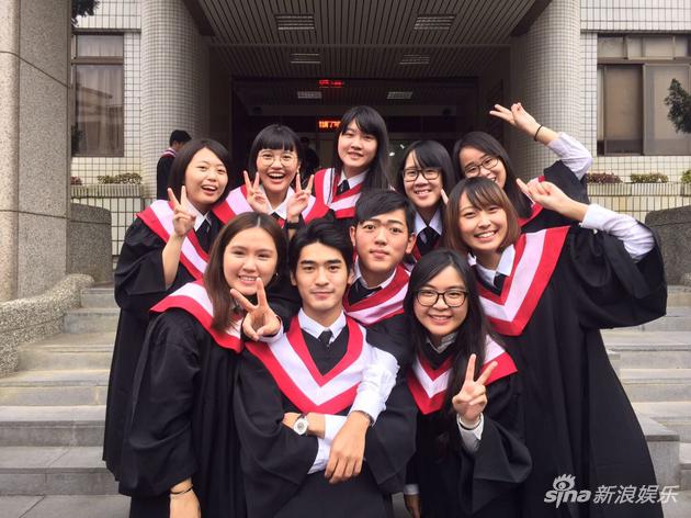 涂善存和同学合影