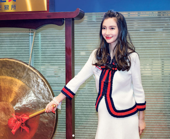 angelababy的孕肚照,angelababy孕照孕妇照 angelababy挺6个月孕肚港交所敲锣
