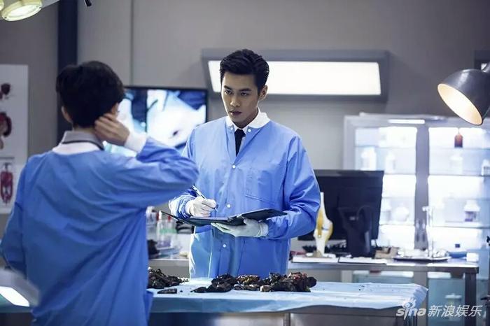 《法医秦明》法医查案现场。