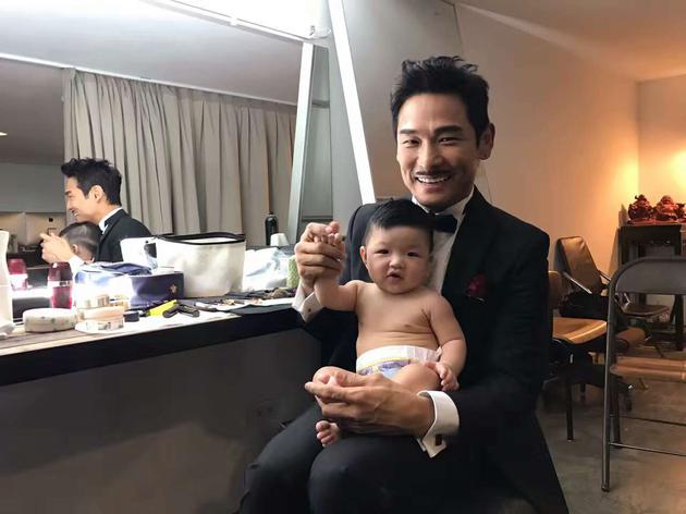 老总让我服侍_杰哥让我看看(2)
