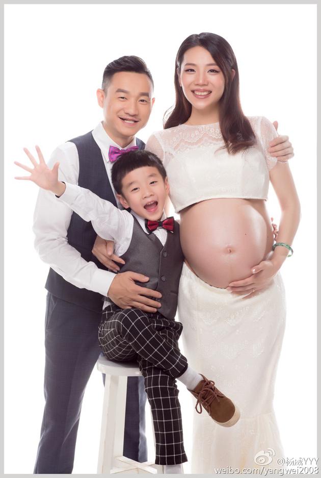 杨威携孕妻照全家福 将迎双胞胎儿女双全|微博