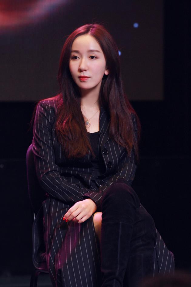 娄艺潇热裤长靴演校长 和学生拍丑照