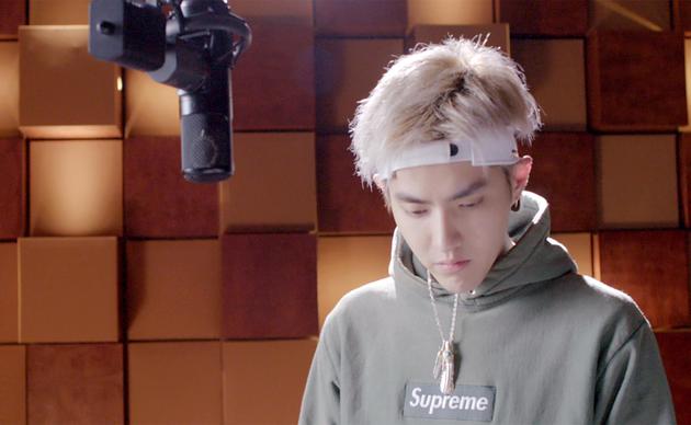 吴亦凡认真录制主题曲