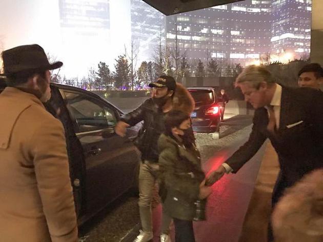 甄子丹带家人现身