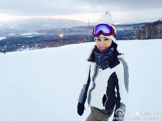 李嘉欣晒滑雪美照气色红润