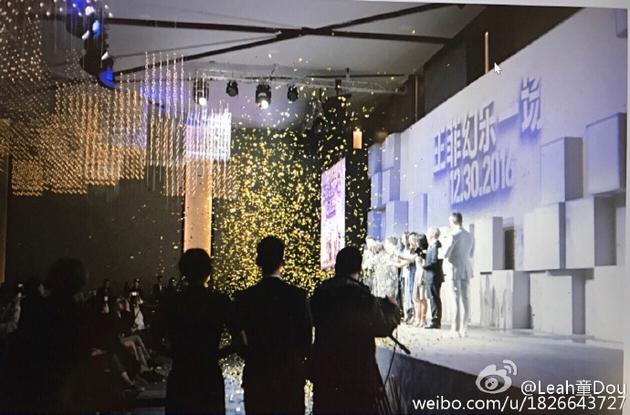 窦靖童发布会藏角落拍照