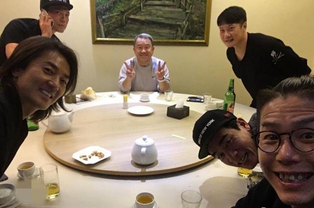 曾志伟郑伊健等齐聚 杨千嬅母子做美食|曾志伟