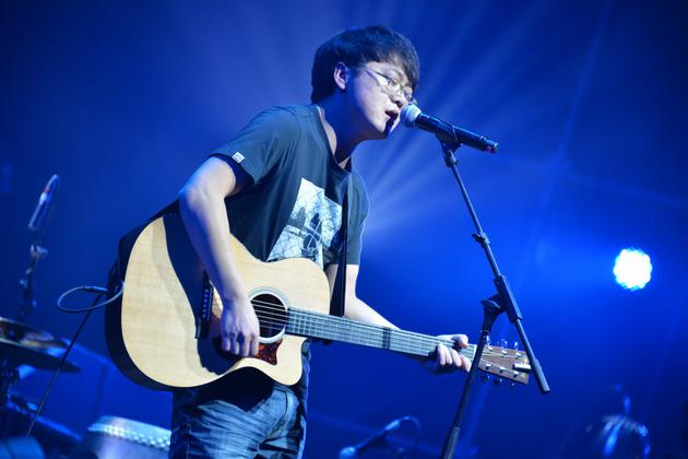 贰佰签约摩登天空 新曲《嘿抬头》上线|贰佰|《嘿抬头》|新曲_新浪娱乐_新浪网