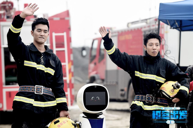 撒贝宁和于湉换上消防员制服