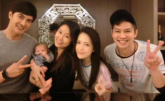 林心如抱孩子准妈妈架势十足