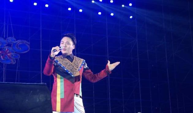 阿普萨萨现身傈僳族节日献唱《凤凰花开》