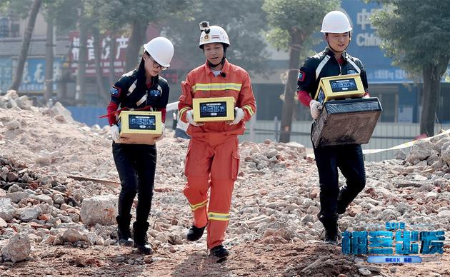 撒贝宁和极客搬运雷达探测仪