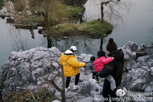 孙俪晒出一组与邓超携儿子等等、女儿小花一起出游的照片