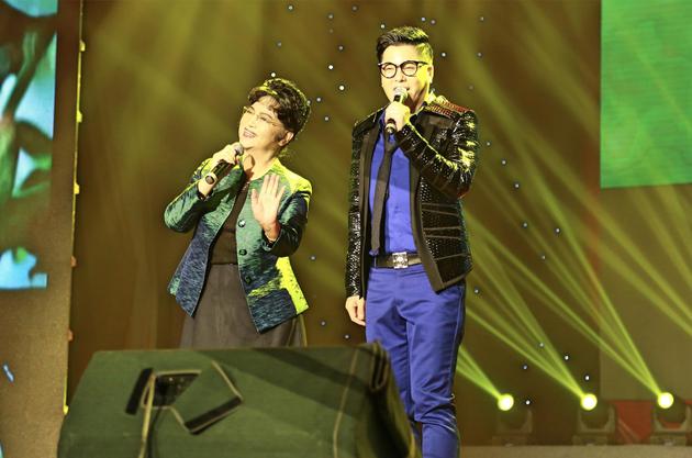 耿莲凤金霖演唱《年轻的朋友来相会》