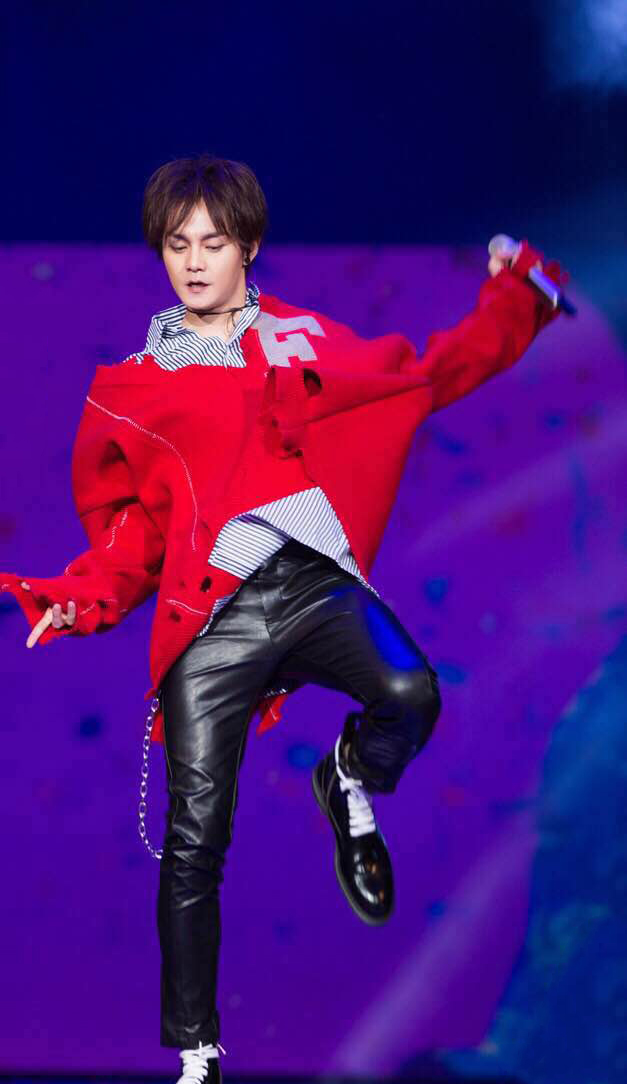 湖南跨年尹正化身红衣少年