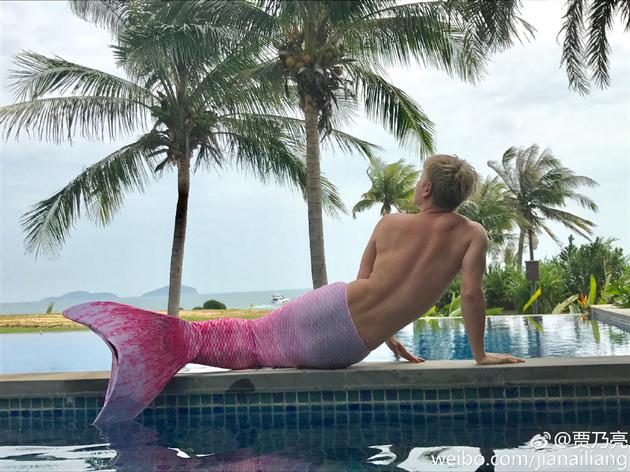 贾乃亮cos美人鱼体态妖娆