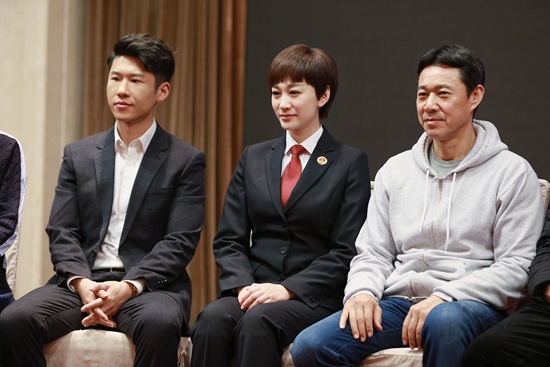 王骁《因法》出演律师平冤案