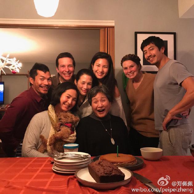 郑佩佩与儿女齐聚庆71岁生日笑容灿烂