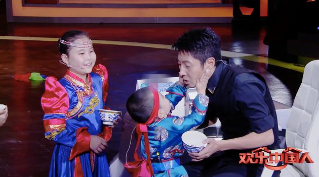 萌娃强吻撒贝宁